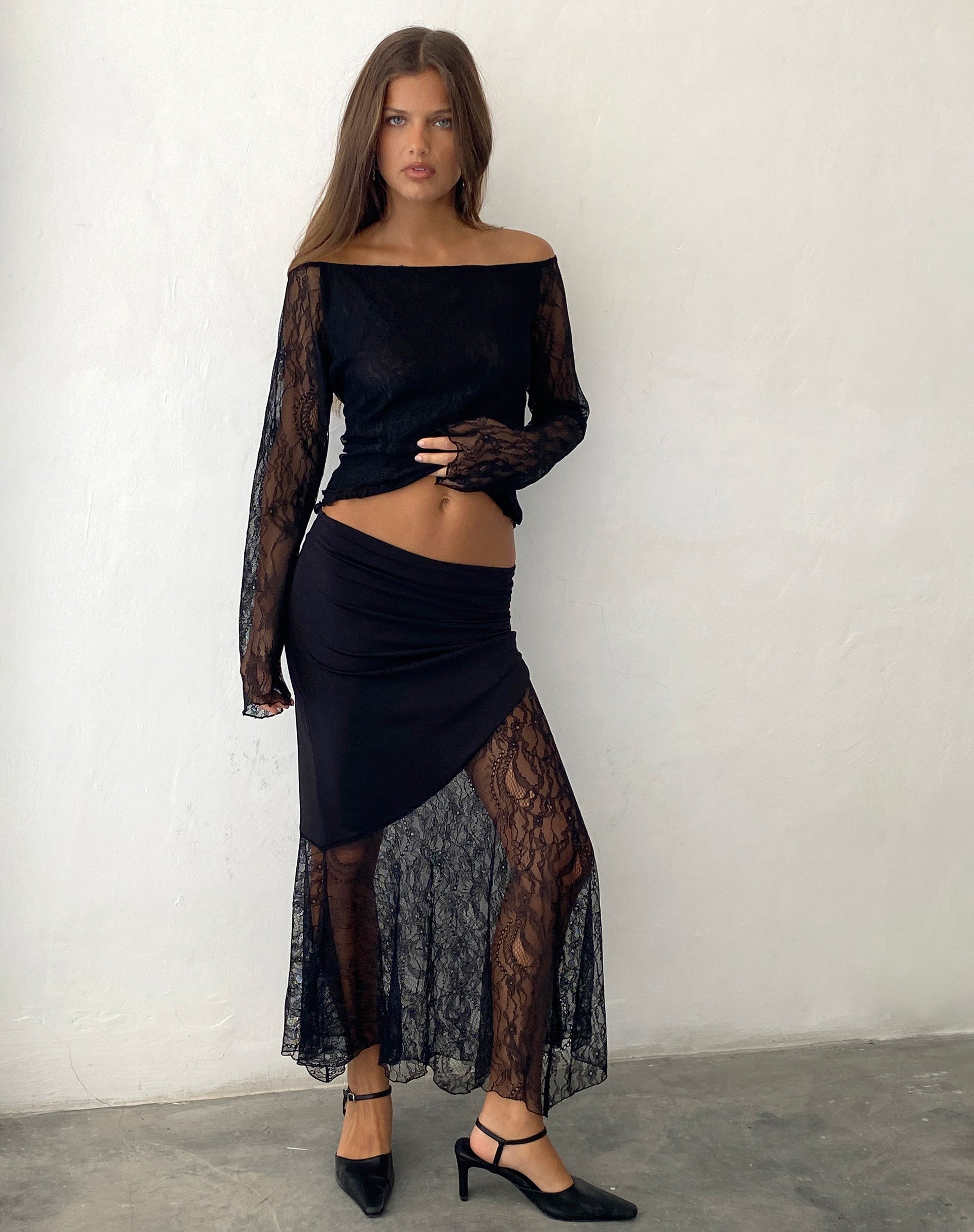 Bild von Seraphina Asymmetrischer Maxirock mit Spitzensaum in Schwarz
