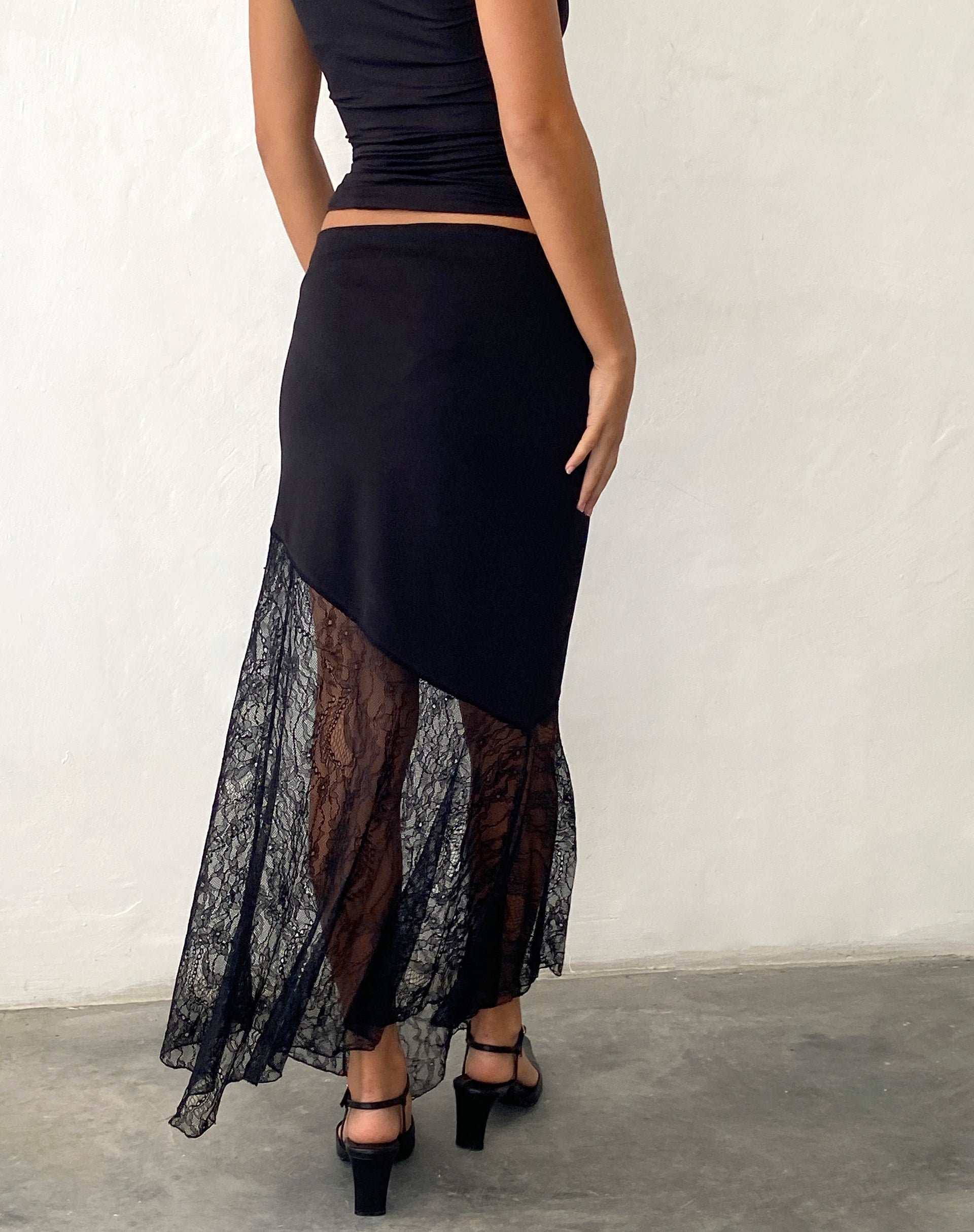 Bild von Seraphina Asymmetrischer Maxirock mit Spitzensaum in Schwarz