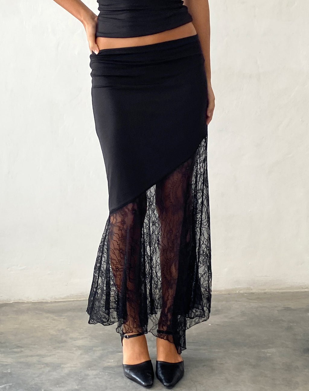Seraphina Asymmetrischer Maxirock mit Spitzensaum in Schwarz