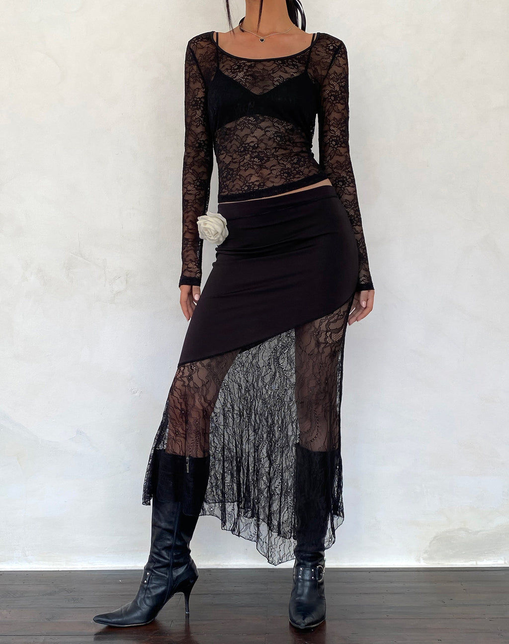 Seraphina Asymmetrischer Maxirock mit Spitzensaum in Schwarz