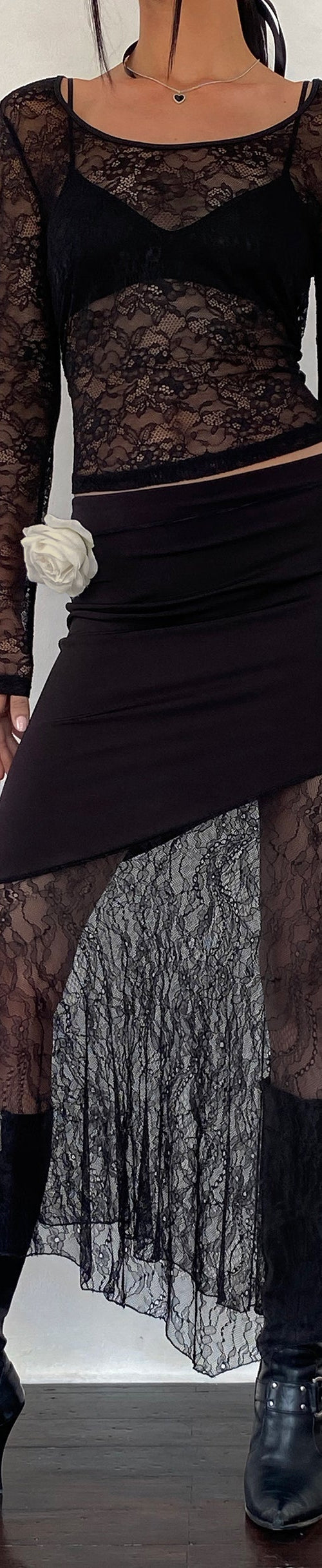 Bild von Seraphina Asymmetrischer Maxirock mit Spitzensaum in Schwarz