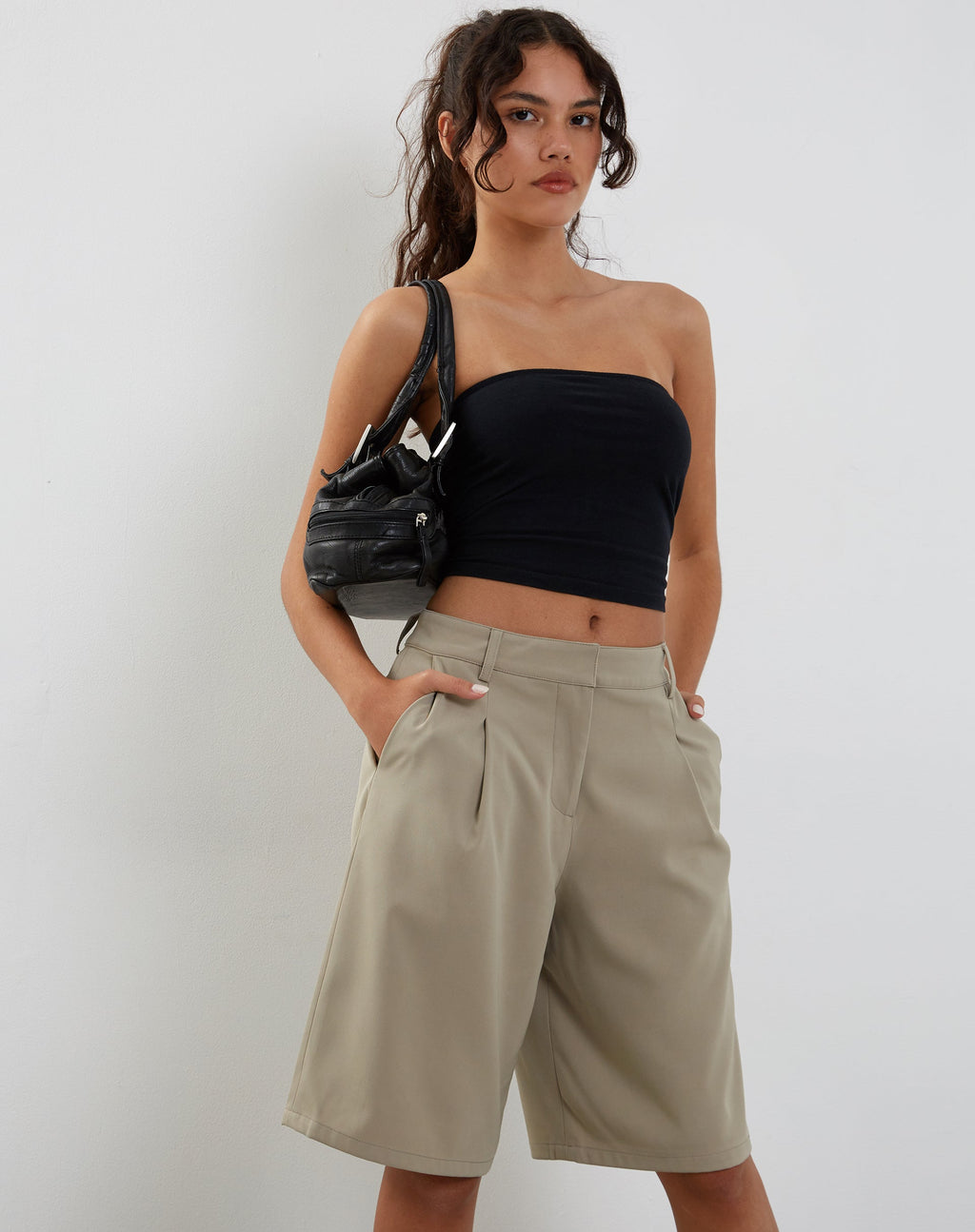 Setya Lange Linie Maßgeschneiderte Shorts in Taupe