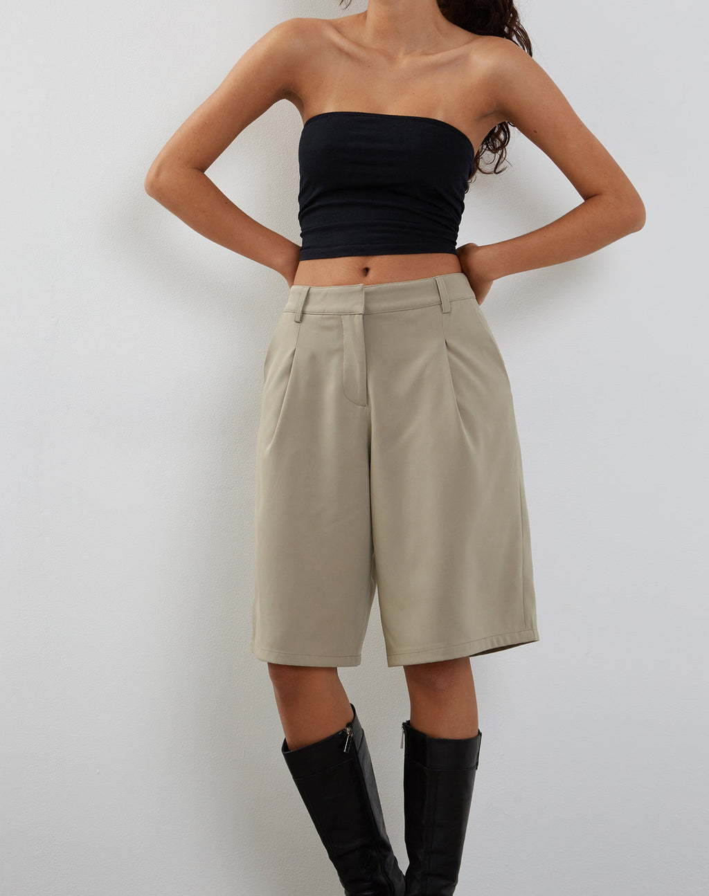 Setya Lange Linie Maßgeschneiderte Shorts in Taupe