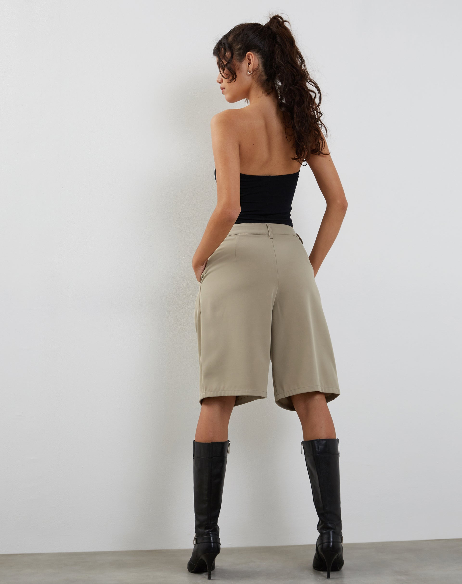 Bild von Setya Long Line Tailored Shorts in Taupe