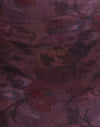 Netzstoff mit verschwommenem Blumenmuster in Burgunderrot