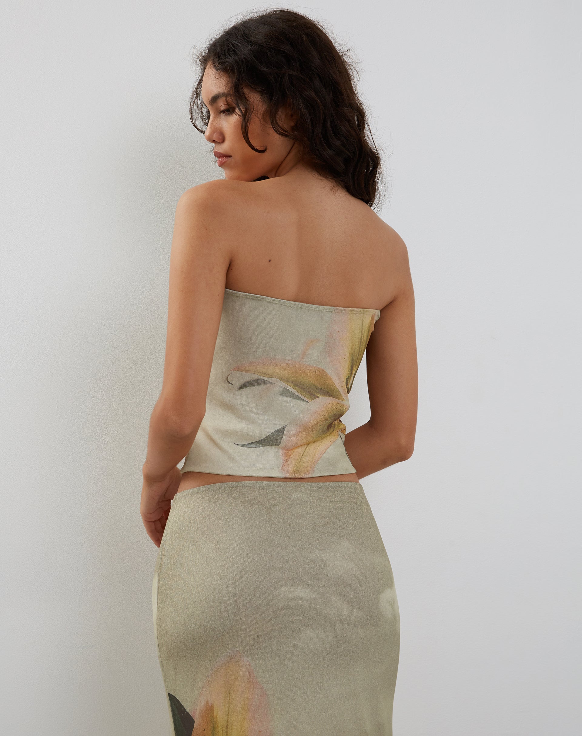Bild von Shae Bandeau Top in gelbem Lilienprint