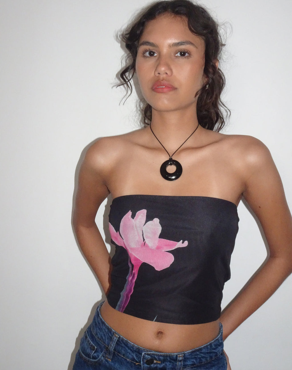 Shae Bandeau-Top in Schwarz mit rosa Blumenapplikation