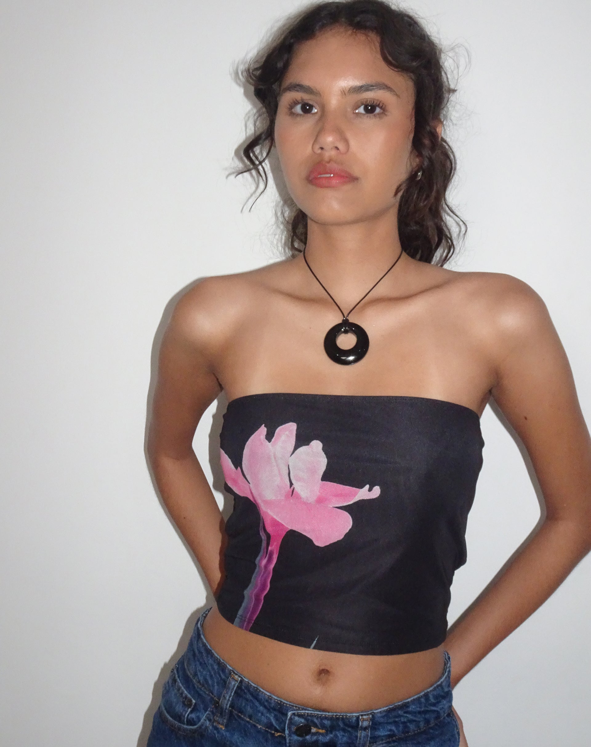 Image of Shae Bandeau Top in Schwarz mit pinker Blumenapplikation
