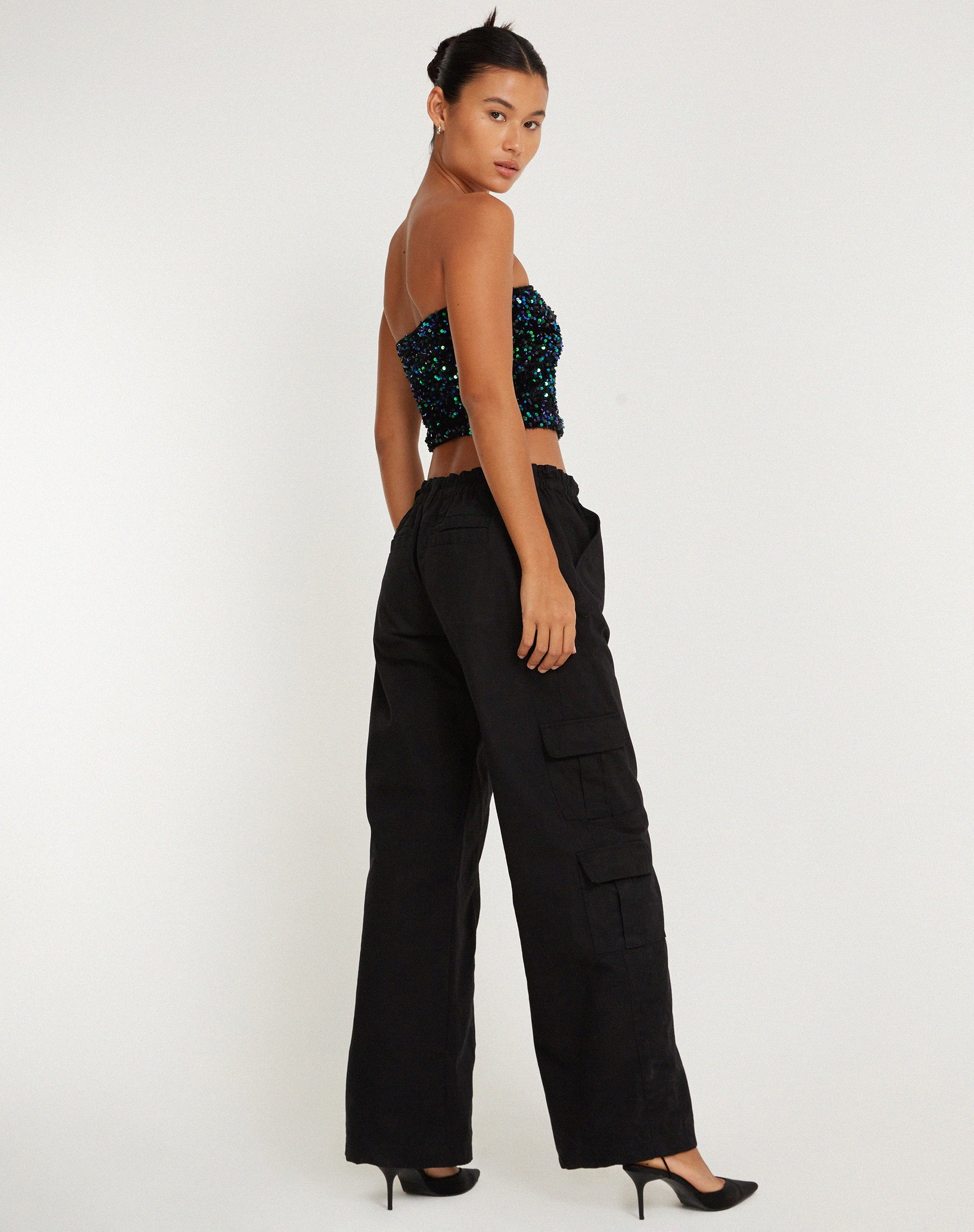 Bild von Shae Bandeau Top in Mini Pailletten Grün schillernd