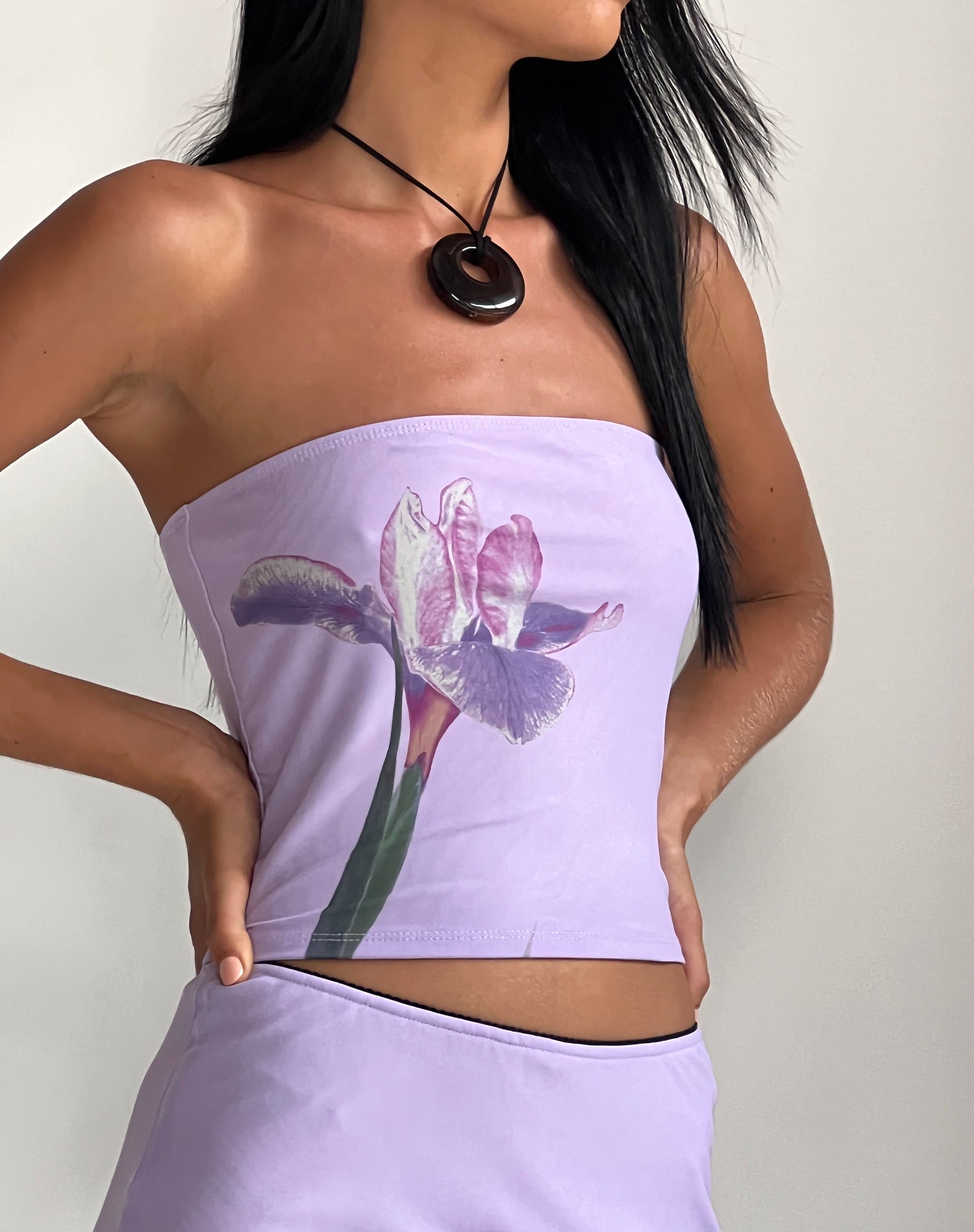 Abbildung des Shae Bandeau Tops in Flieder Blumenplatzierung