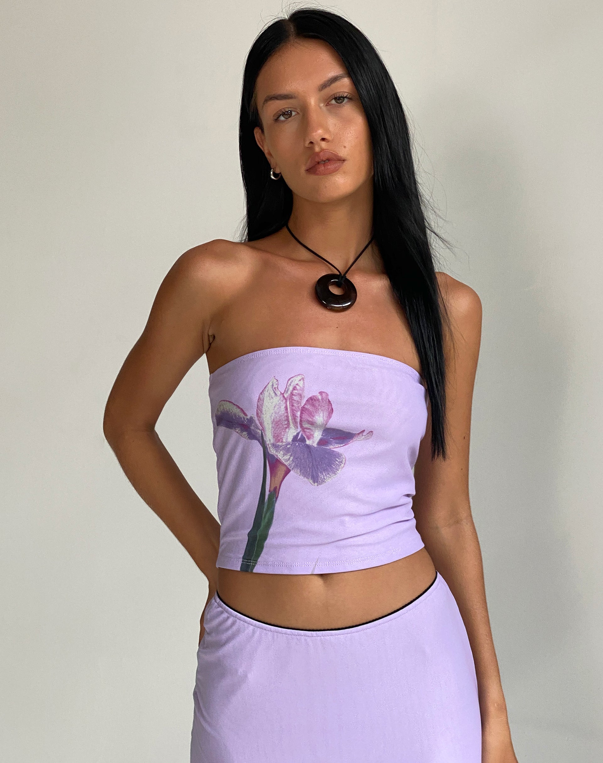 Abbildung des Shae Bandeau Tops in Flieder Blumenplatzierung