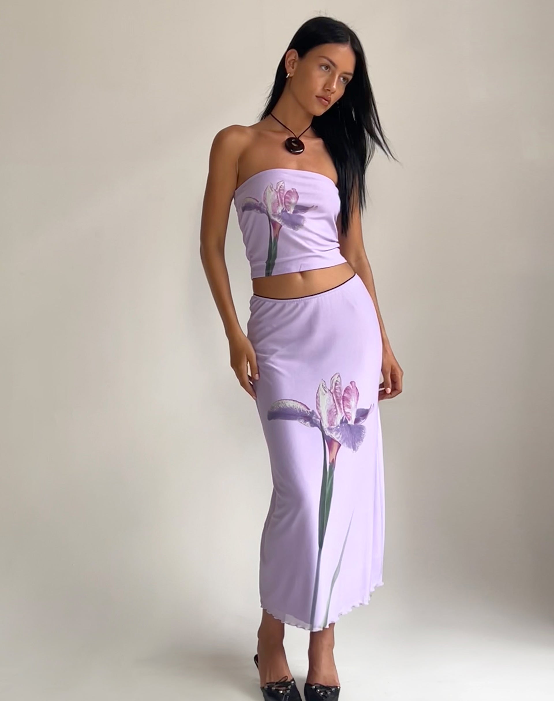 Abbildung des Shae Bandeau Tops in Flieder Blumenplatzierung