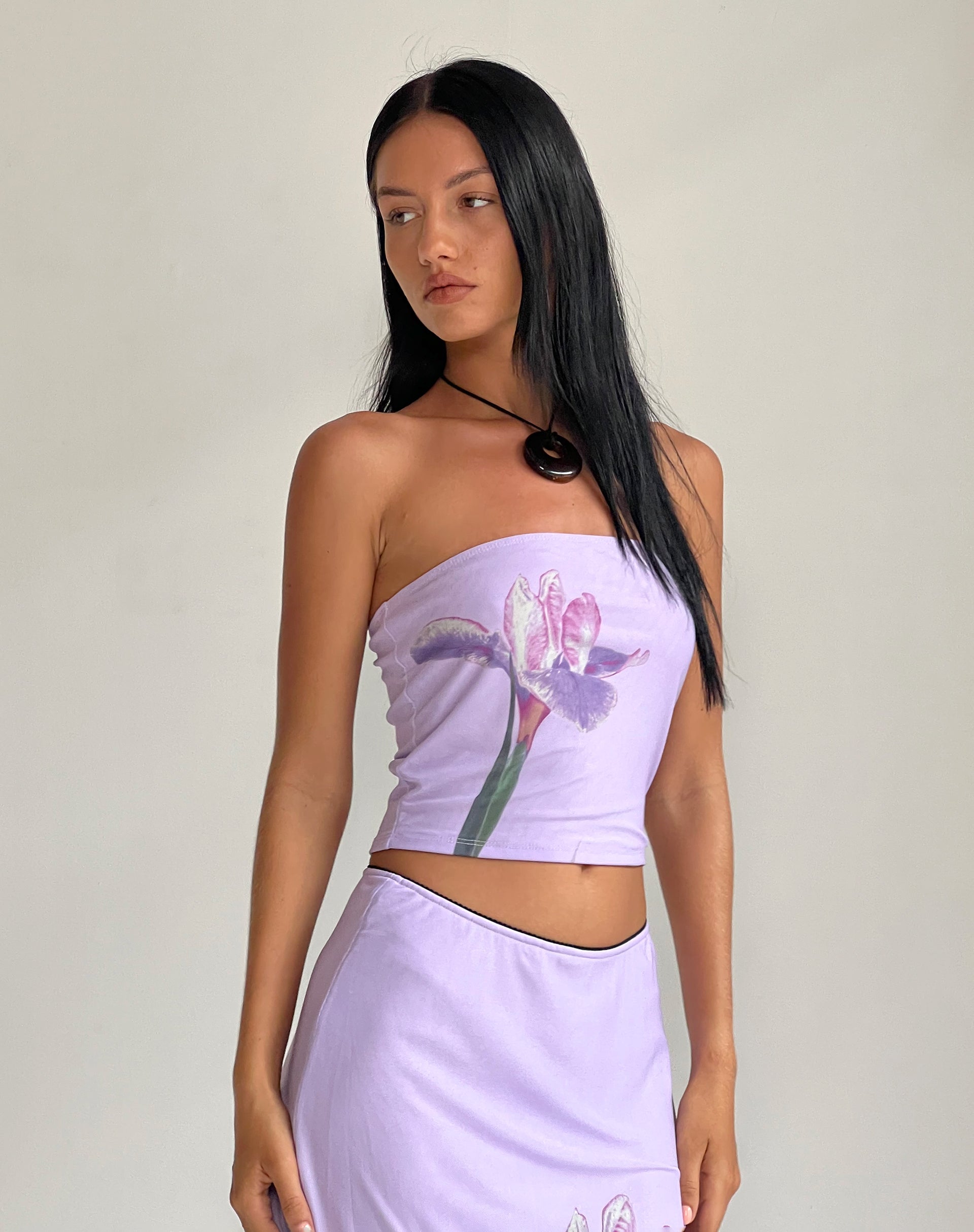 Abbildung des Shae Bandeau Tops in Flieder Blumenplatzierung