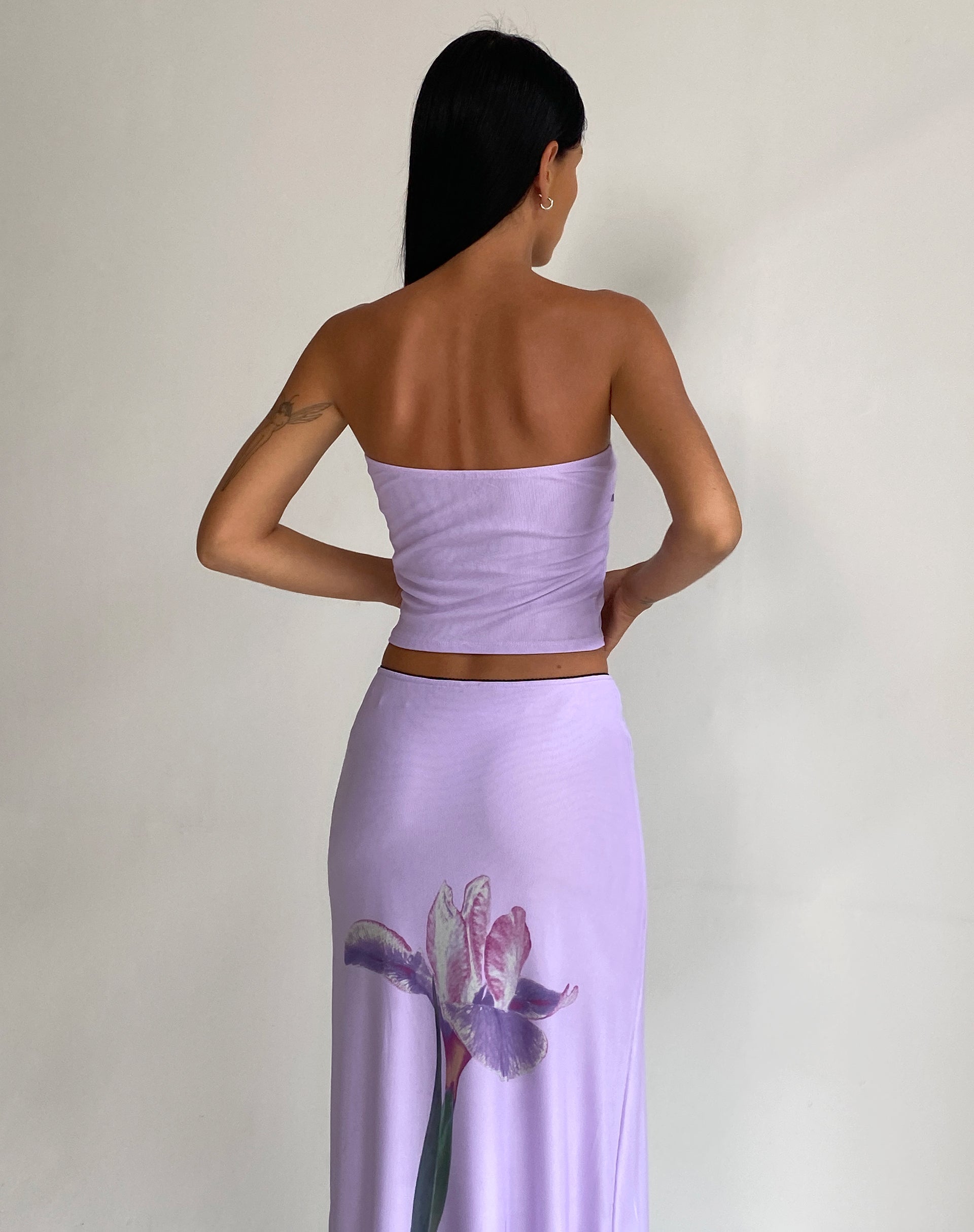 Abbildung des Shae Bandeau Tops in Flieder Blumenplatzierung
