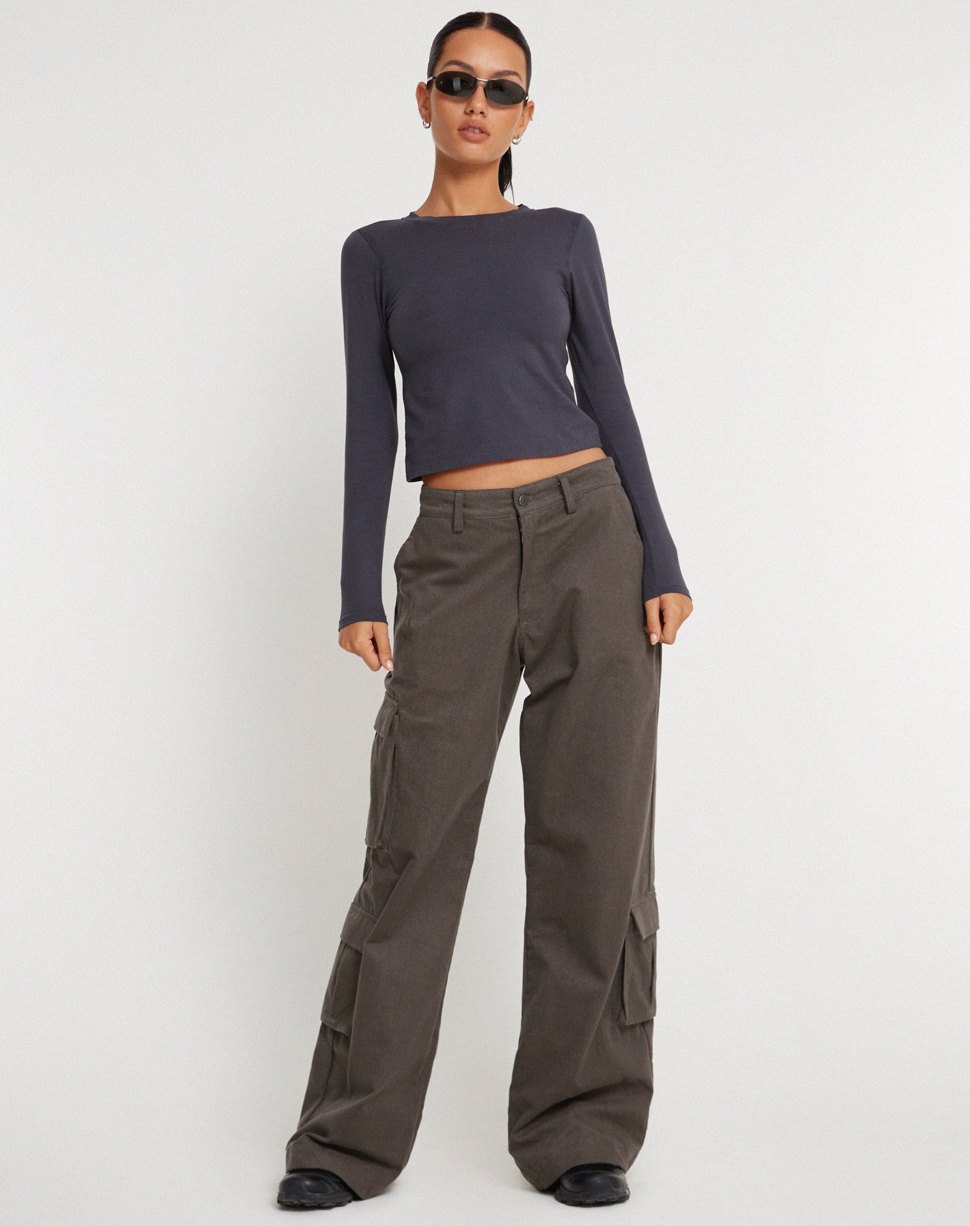Abbildung der Shan Wide Leg Trouser in Dunkelgrau