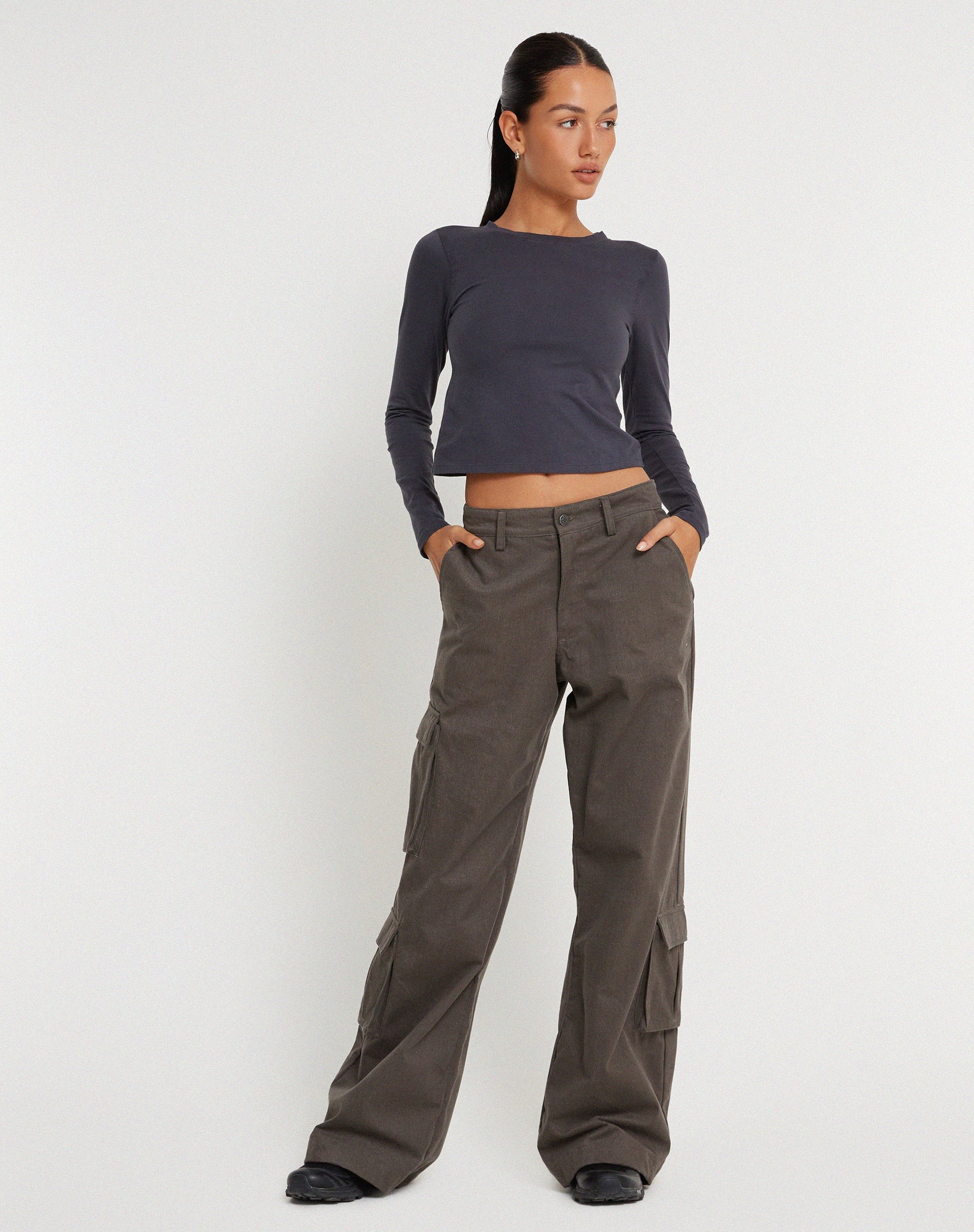Abbildung der Shan Wide Leg Trouser in Dunkelgrau