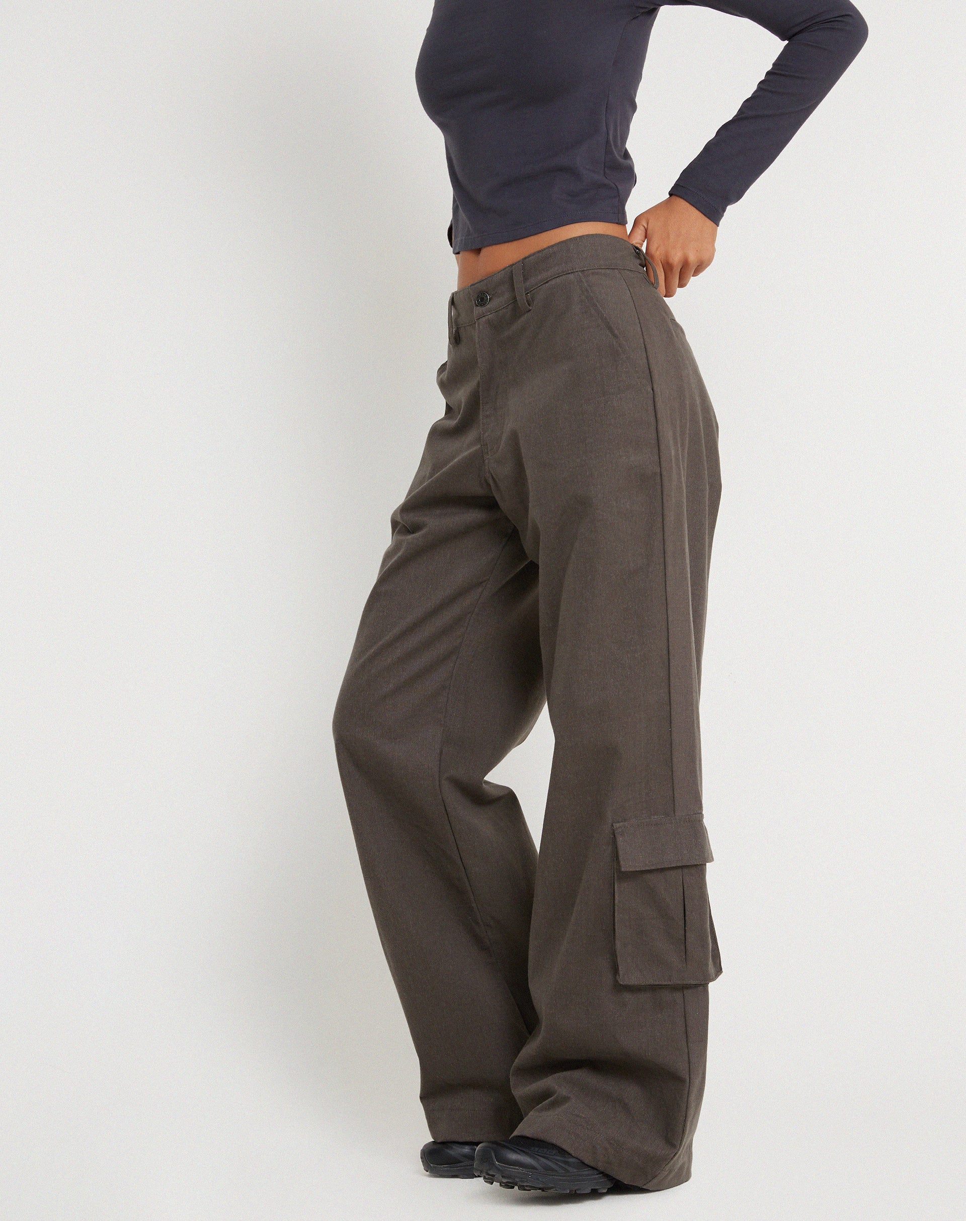 Abbildung der Shan Wide Leg Trouser in Dunkelgrau