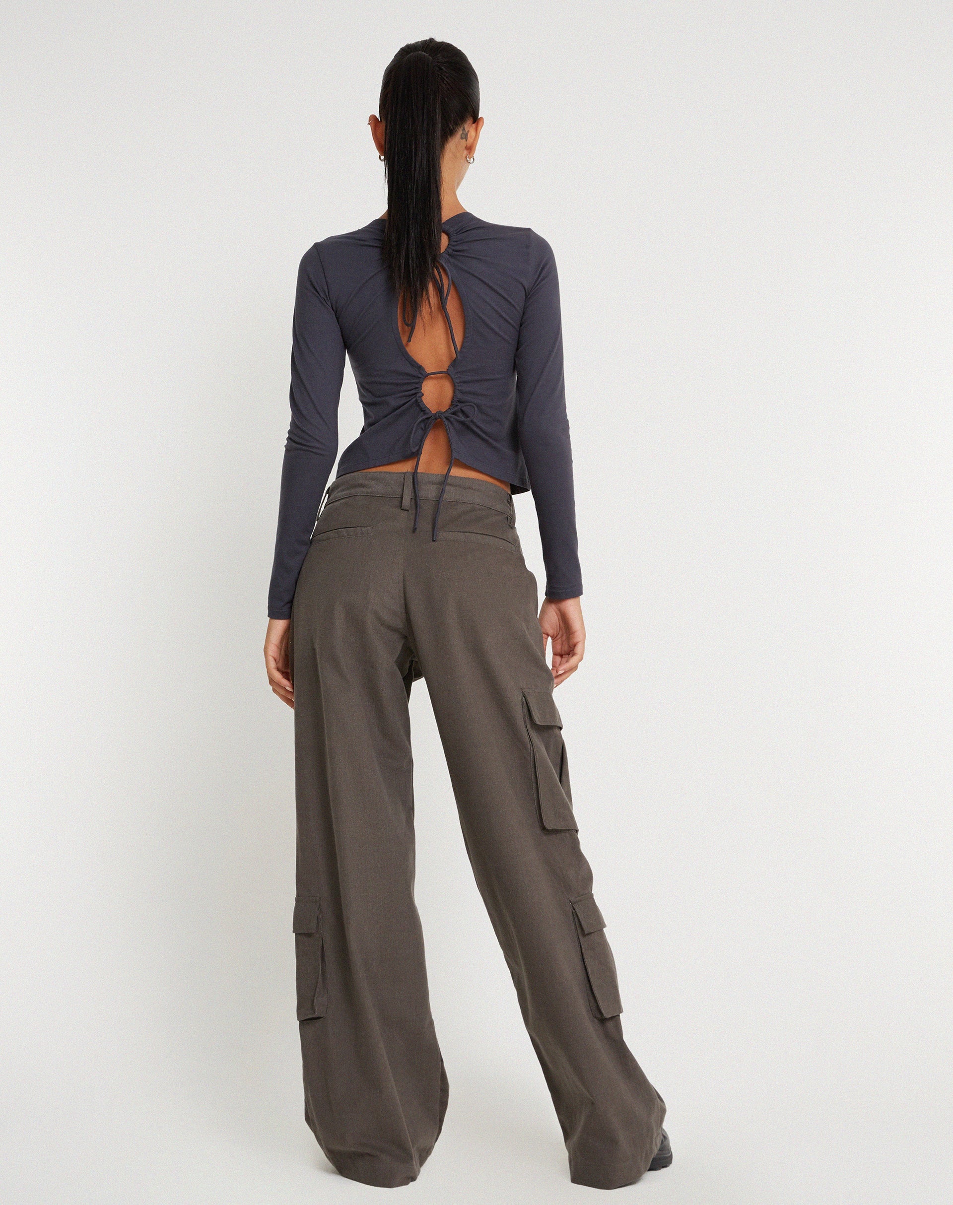 Abbildung der Shan Wide Leg Trouser in Dunkelgrau