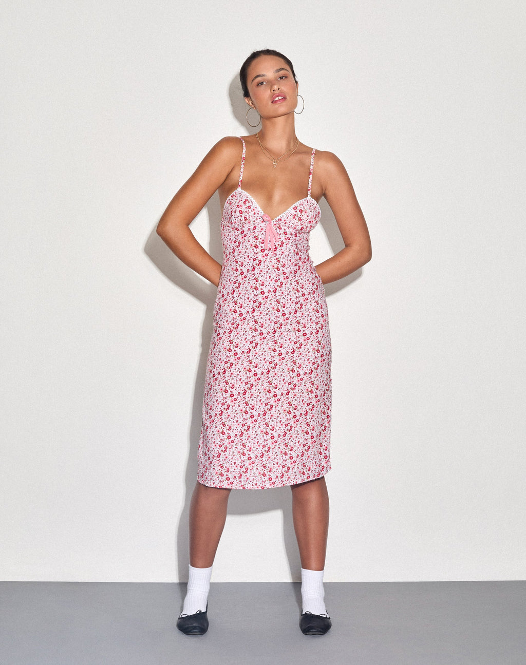 Sharon Midikleid in Blush Red Ditsy Floral