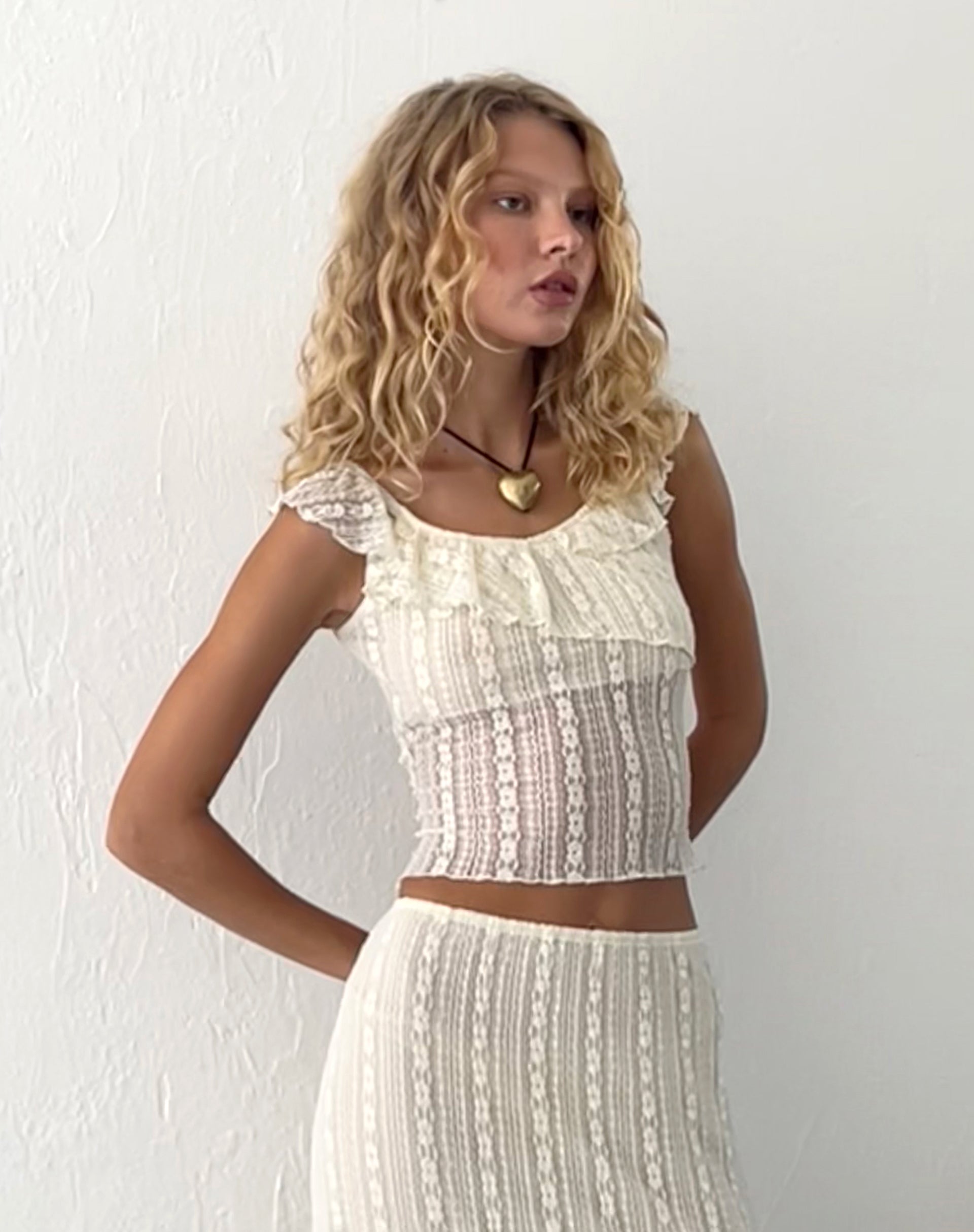 Bild von Simran Bardot-Top aus cremefarbener Spitze