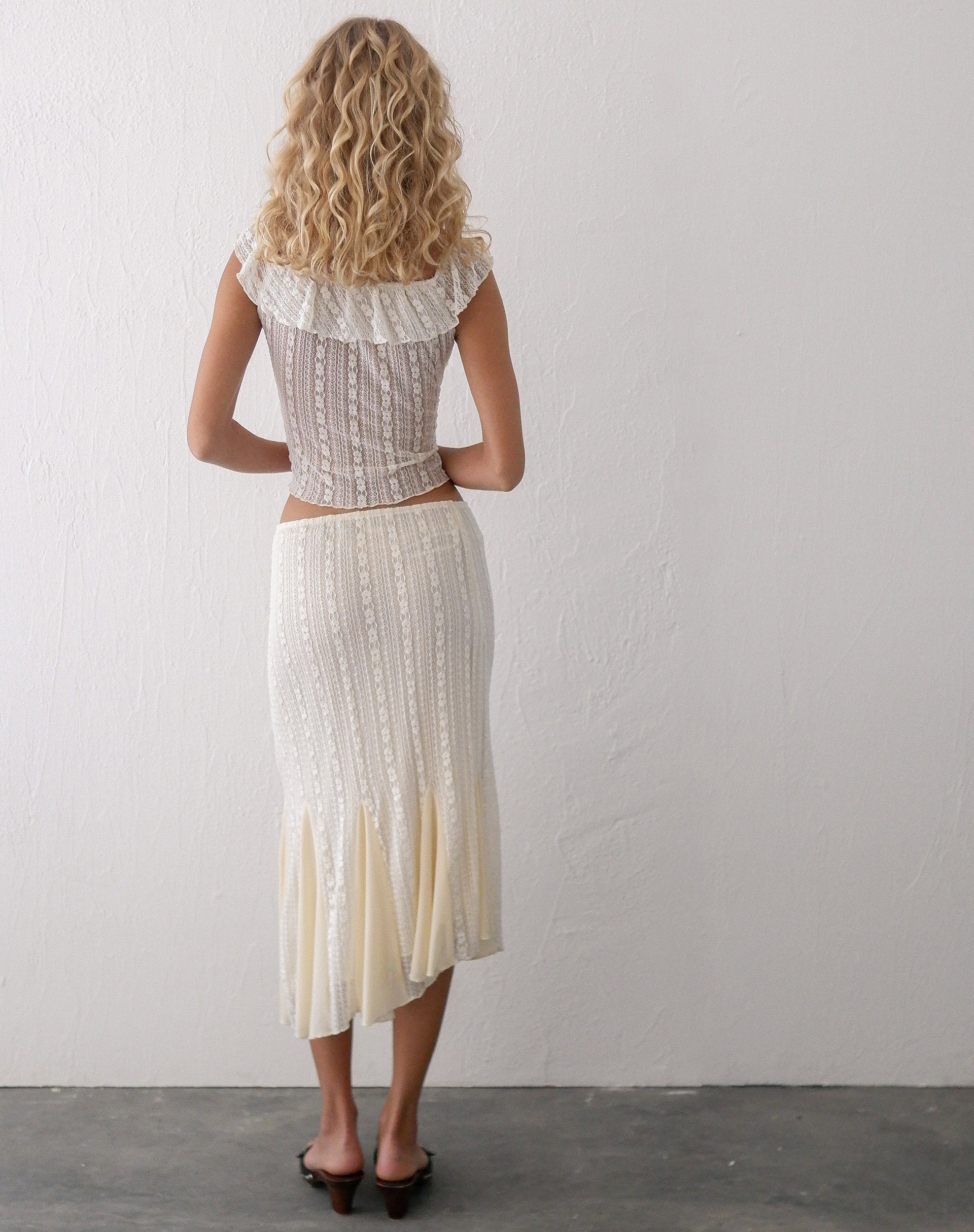 Bild von Simran Bardot-Top aus cremefarbener Spitze