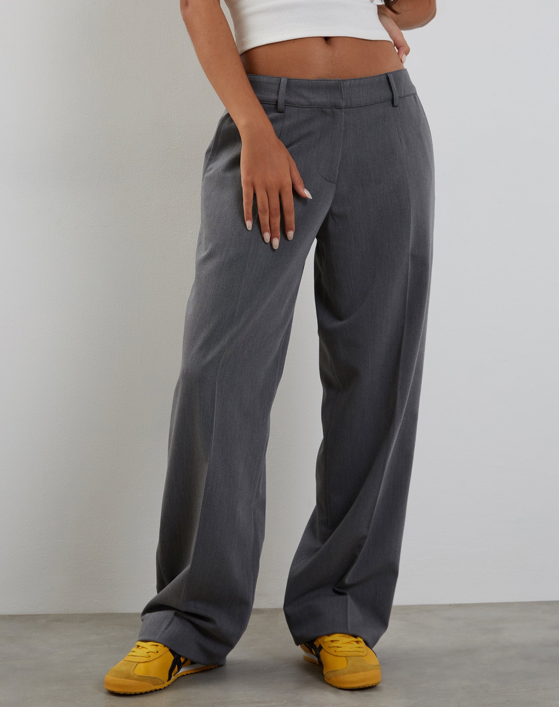 Abbildung der Sirkia Low Rise Tailored Trouser in Charcoal