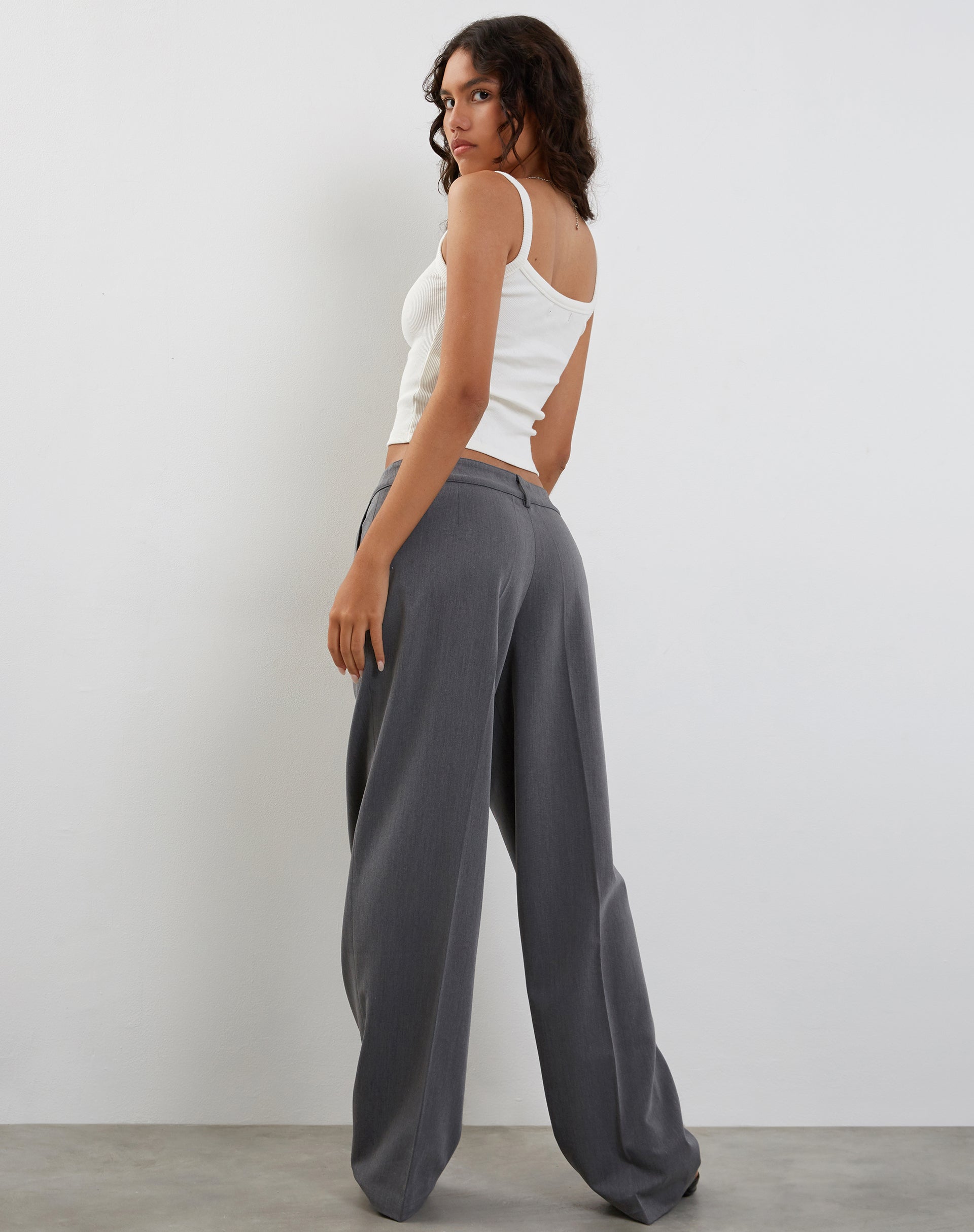 Abbildung der Sirkia Low Rise Tailored Trouser in Charcoal