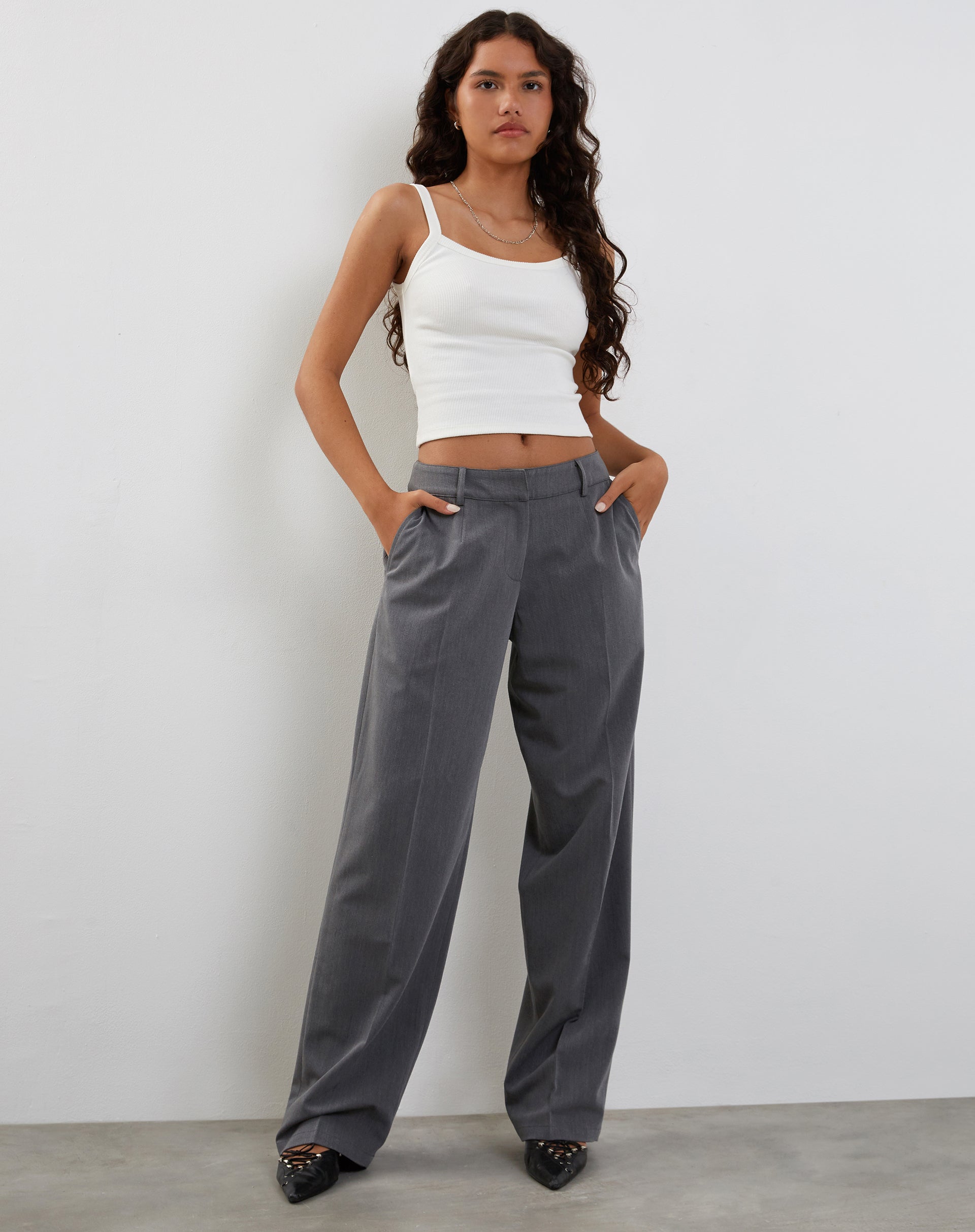 Abbildung der Sirkia Low Rise Tailored Trouser in Charcoal