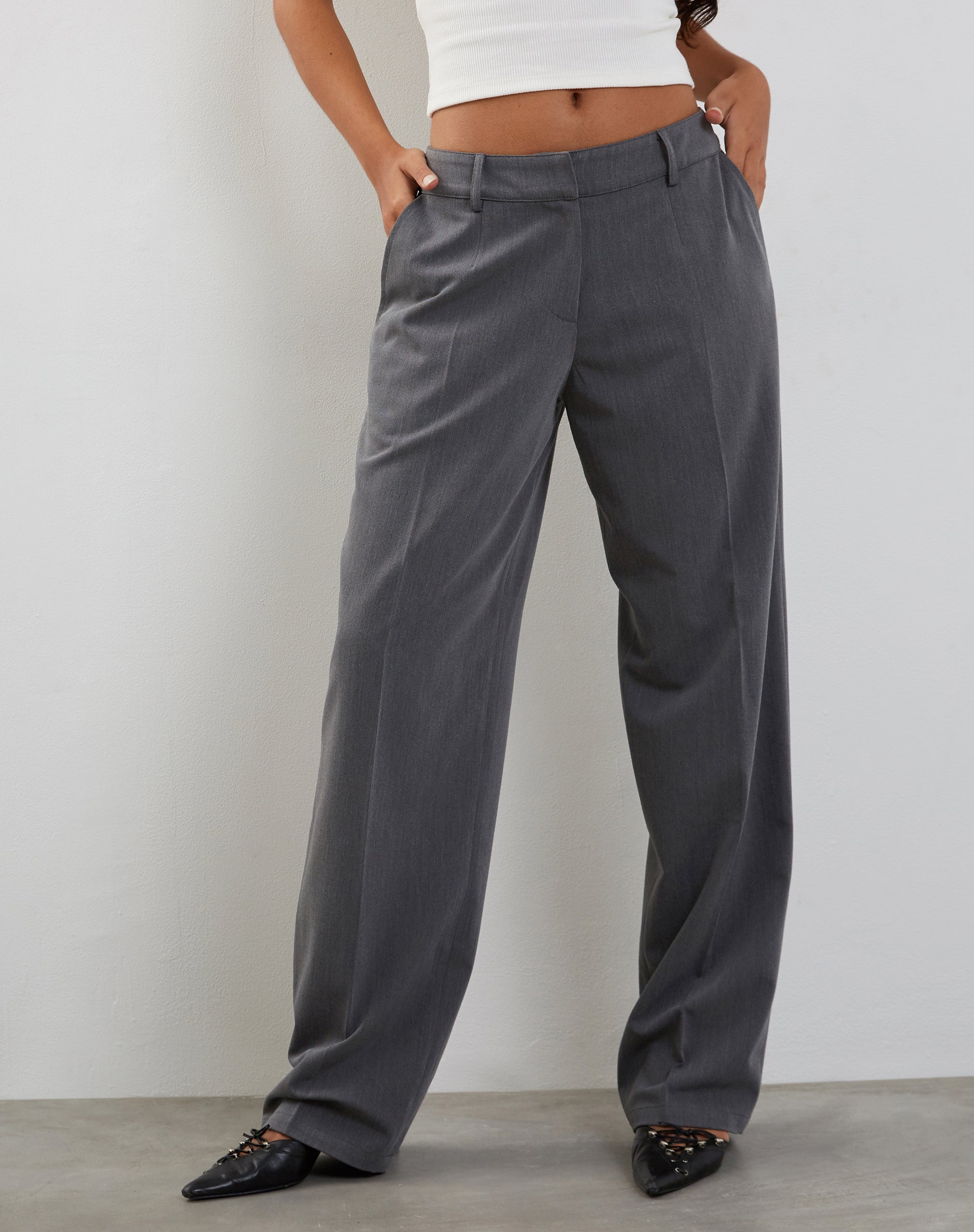 Abbildung der Sirkia Low Rise Tailored Trouser in Charcoal