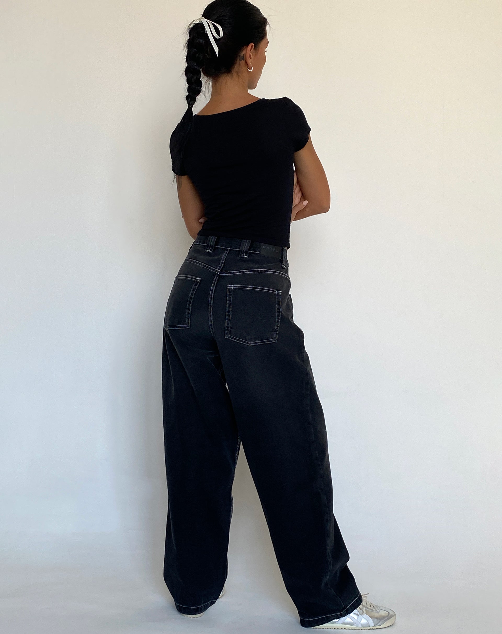Image of Skater Low Rise Jean in Vintage Schwarz mit weißer Steppnaht