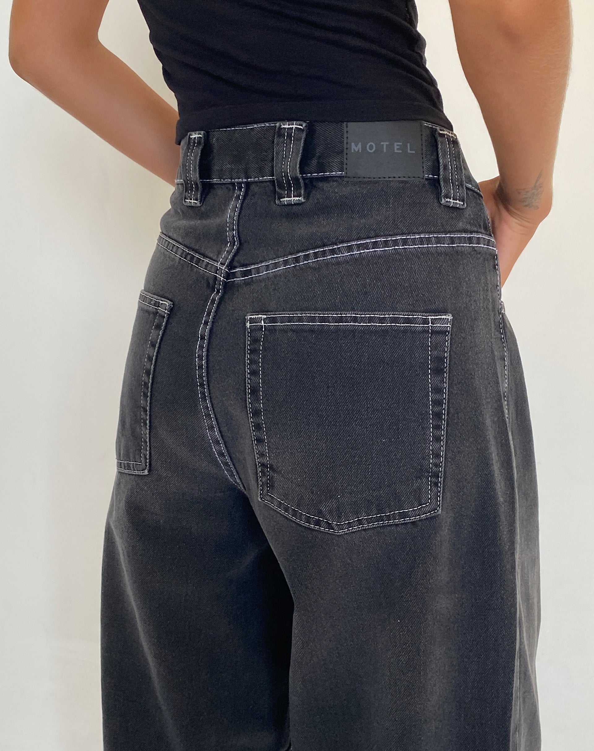 Image of Skater Low Rise Jean in Vintage Schwarz mit weißer Steppnaht