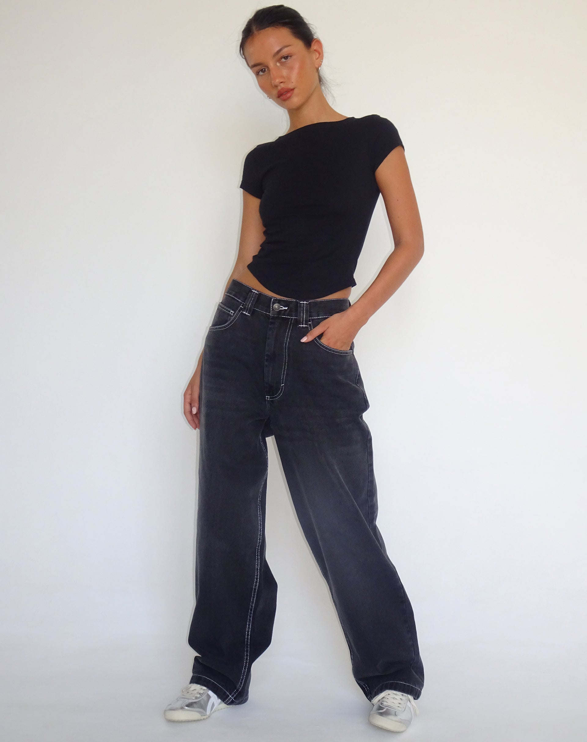 Image of Skater Low Rise Jean in Vintage Schwarz mit weißer Steppnaht