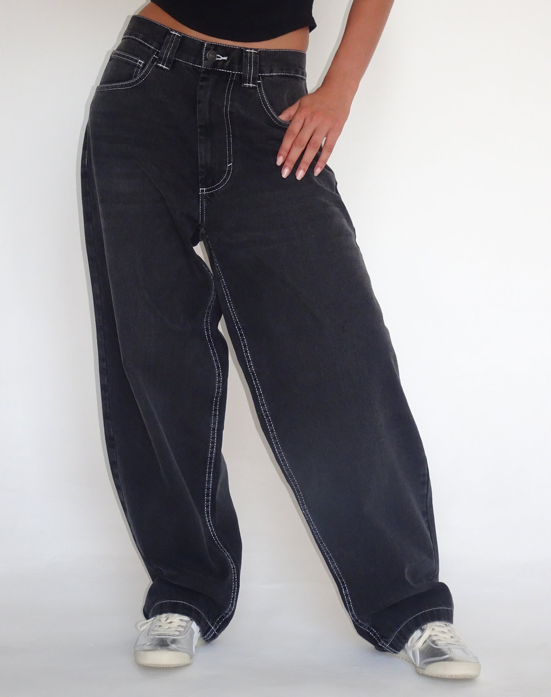 Image of Skater Low Rise Jean in Vintage Schwarz mit weißer Steppnaht