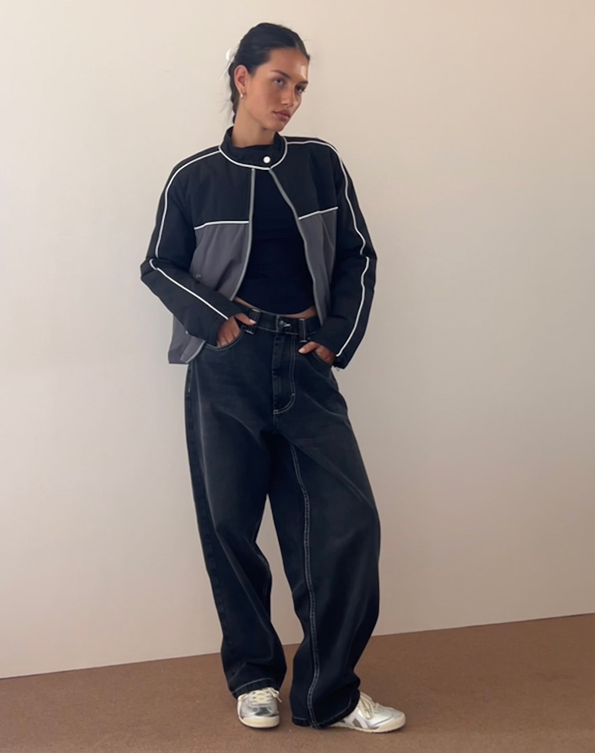 Image of Indira Jacke in Schwarz und Dunkelgrau