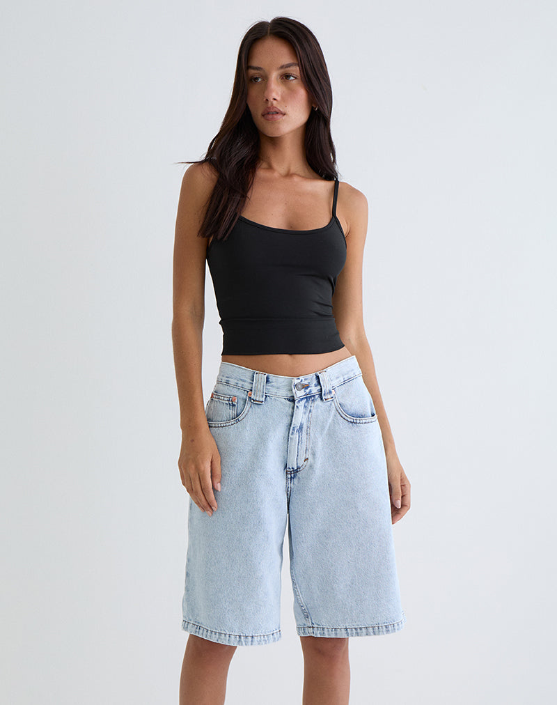 Low Rise Skater Shorts in 80's Light Wash Blau