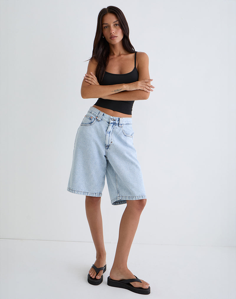 Low Rise Skater Shorts in 80's Light Wash Blau