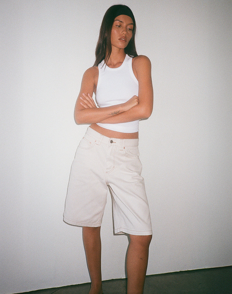 Niedrig geschnittene Skater-Shorts in Off White