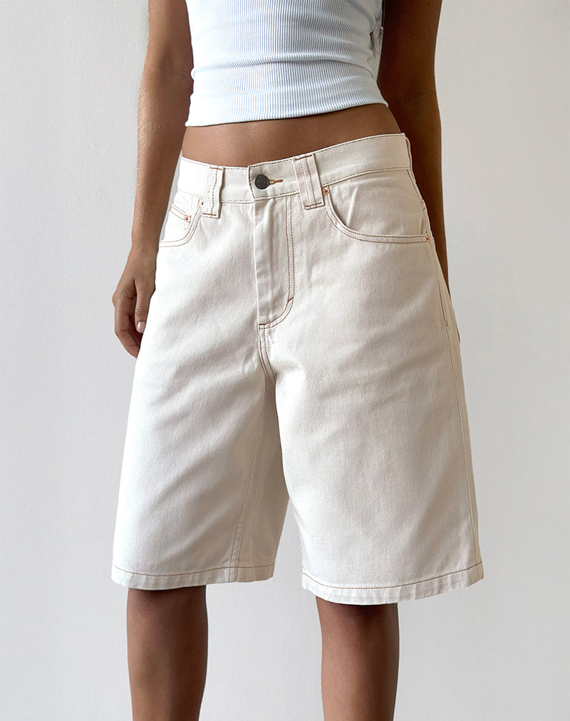 Niedrig geschnittene Skater-Shorts in Off White