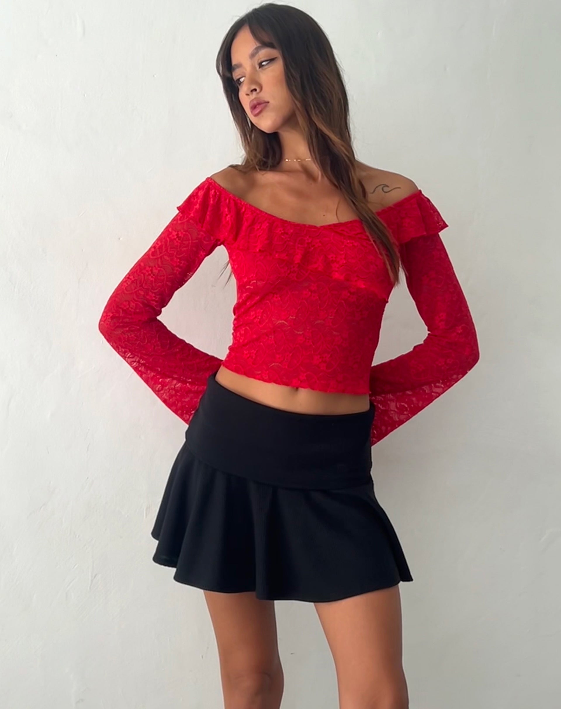 Bild von Soka Bardot Rüschen-Top aus roter Spitze