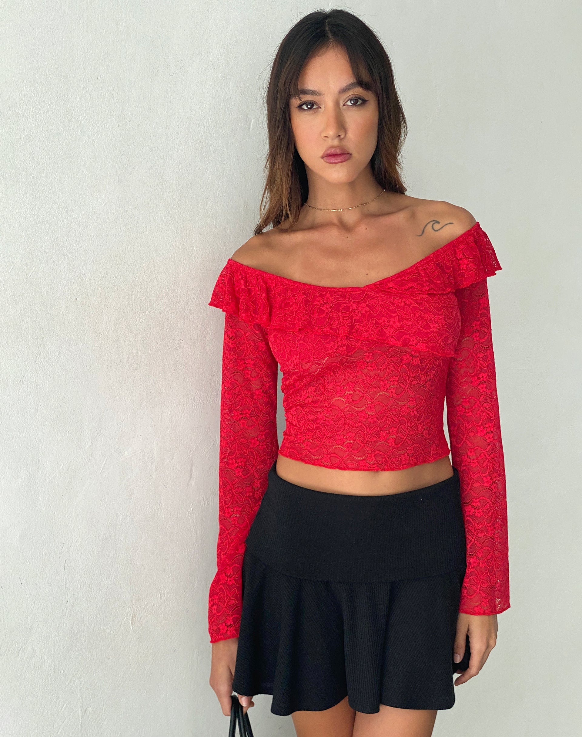Bild von Soka Bardot Rüschen-Top aus roter Spitze
