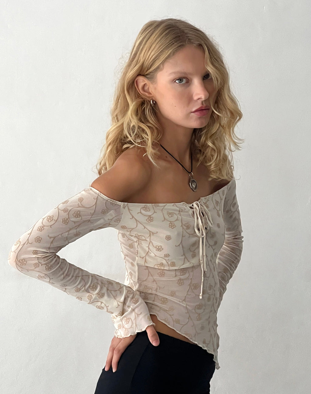 Sola Bardot Top in Beige Zierlicher Blumenflaum