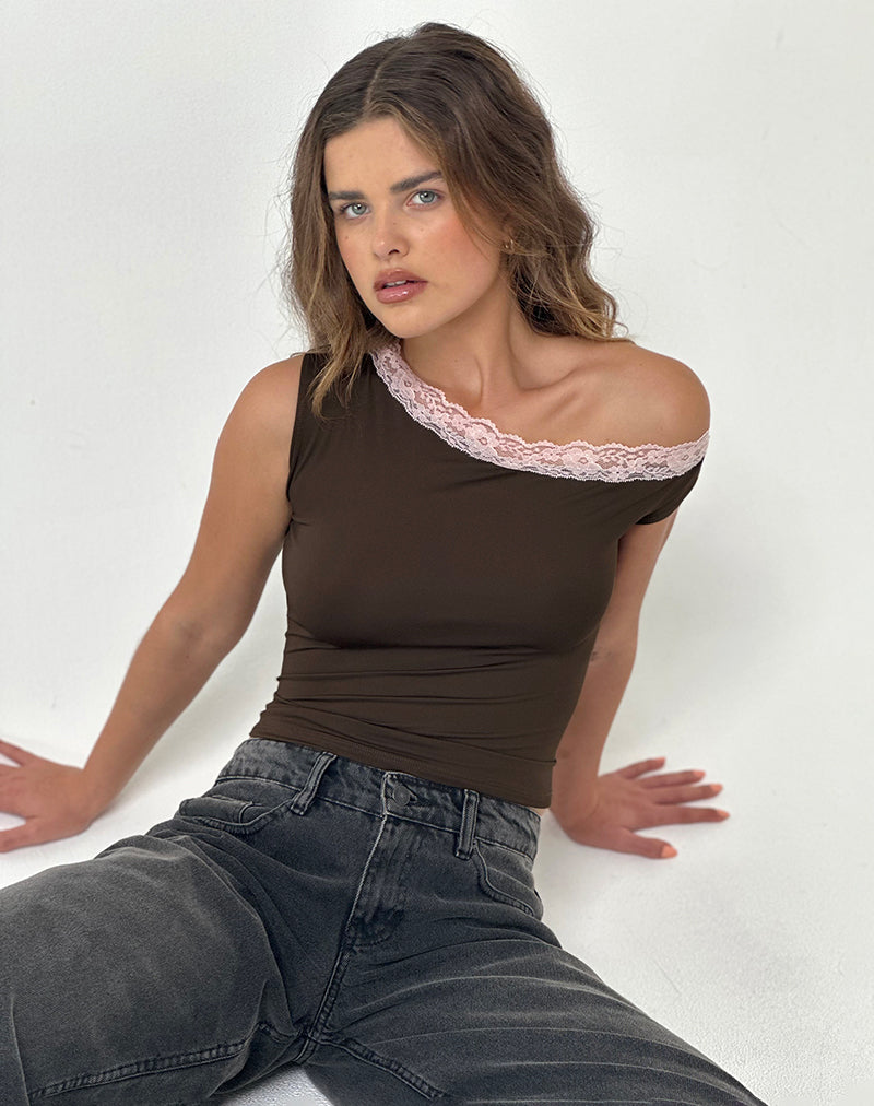 Soleh One Shoulder Top aus braunem Slinky mit rosa Spitze