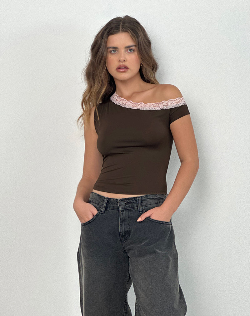 Bild von Soleh One Shoulder Top in Braun Slinky mit rosa Spitze