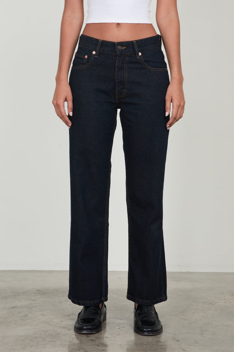 JEANS MIT GERADEM BEIN