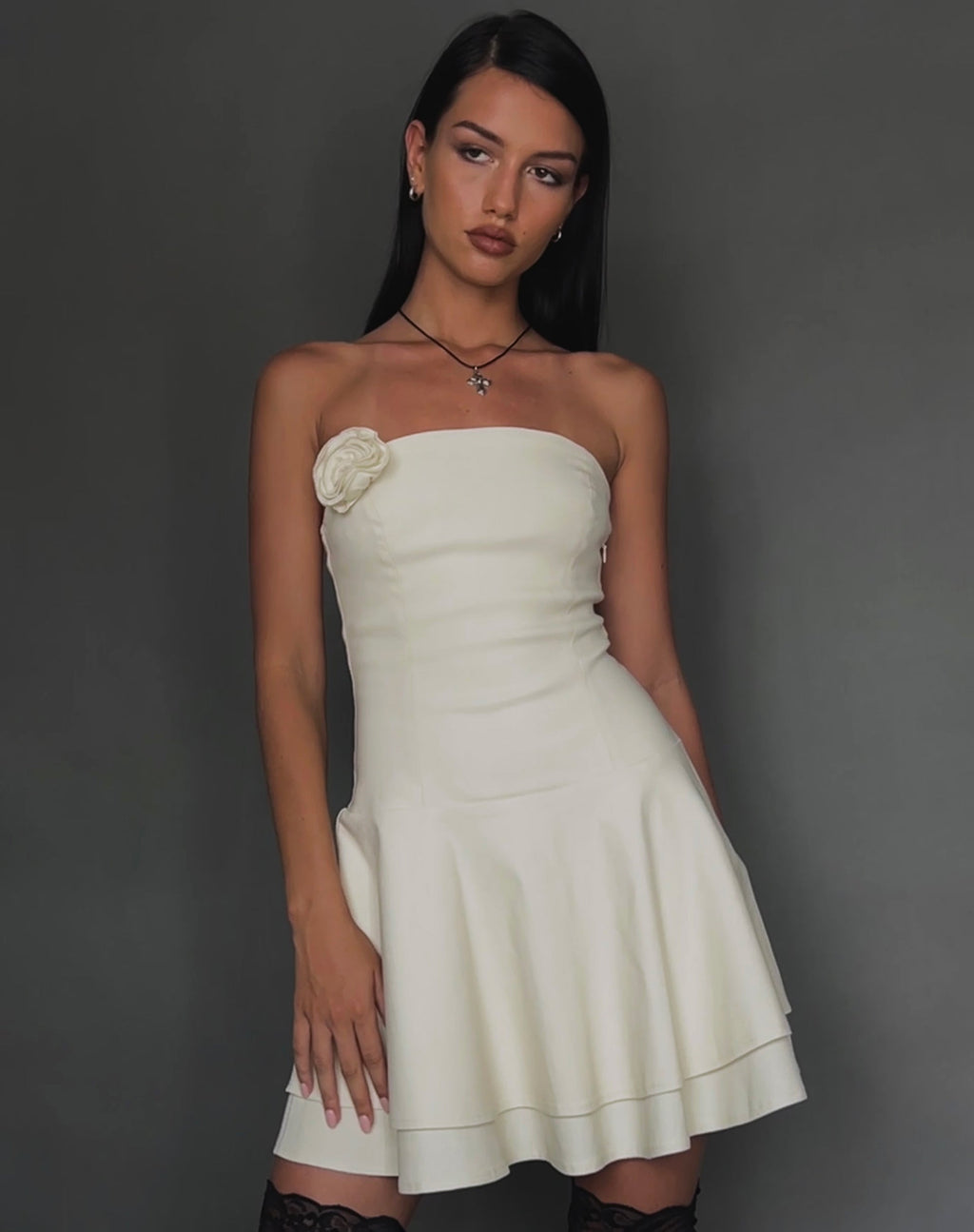 Striata Minikleid in Creme mit Rosette und Spitze im Rücken