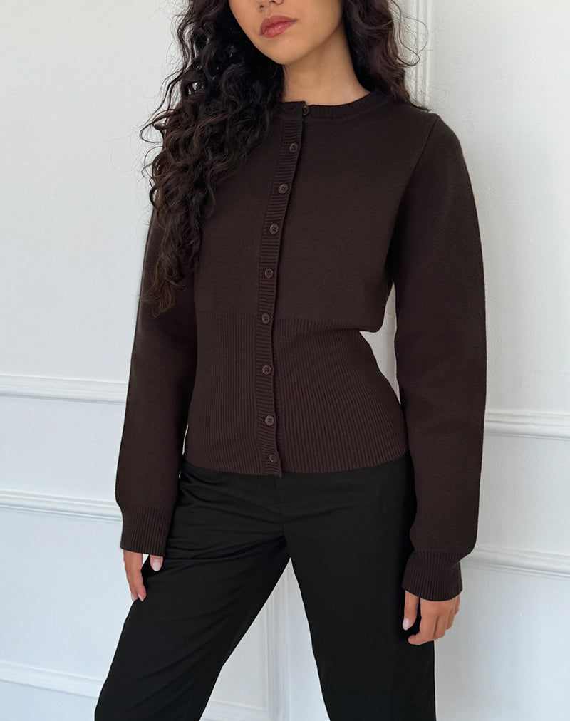 Subra Langarm-Strickjacke mit geripptem Saum in Bitterschokolade