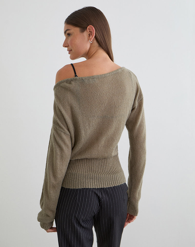 Bild des asymmetrischen Pullovers „Suena” aus Strick in Khaki