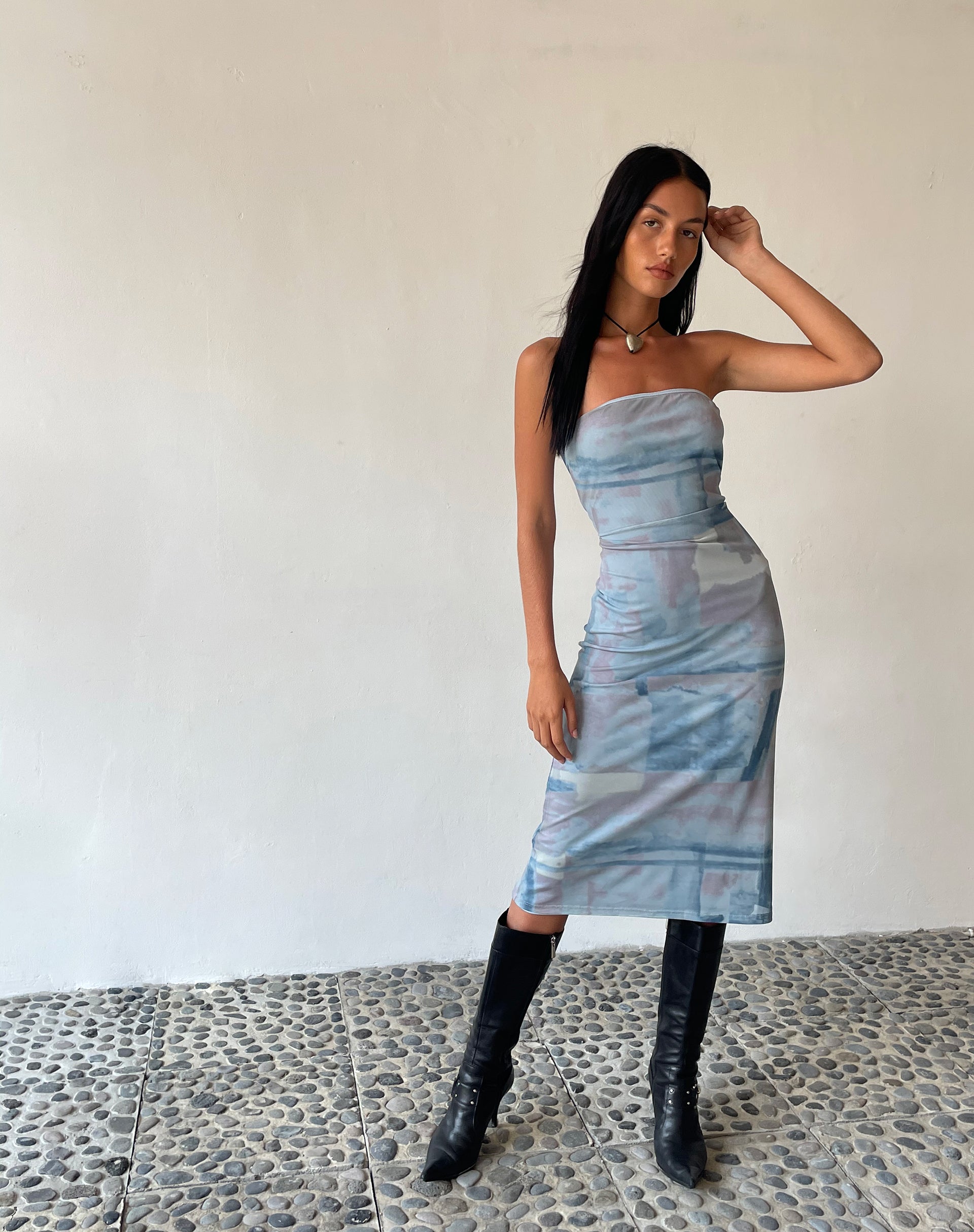 Bild von MOTEL X JACQUIE Suki Bandeau Midikleid aus Mesh Abstrakte Farbe Pinsel Blau