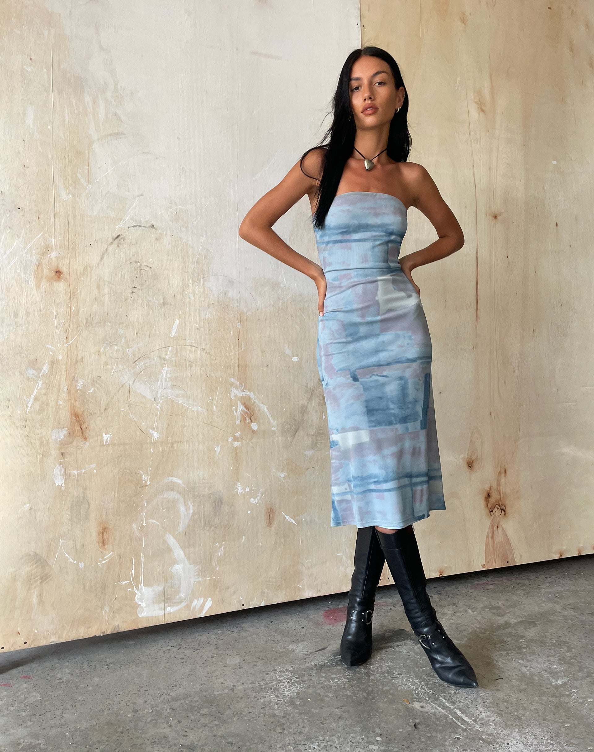 Bild von MOTEL X JACQUIE Suki Bandeau Midikleid aus Mesh Abstrakte Farbe Pinsel Blau