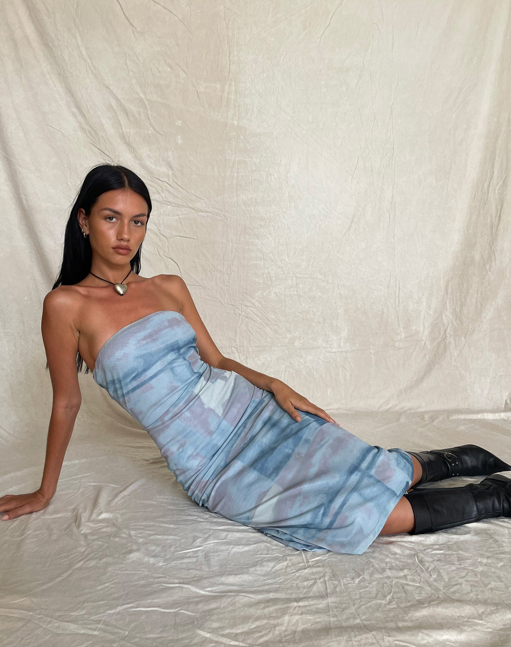 MOTEL X JACQUIE Suki Bandeau Midikleid aus Mesh Abstrakte Farbe Pinsel Blau